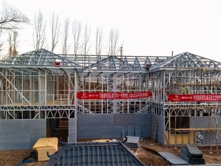 隨著氣溫下降，寒冬已悄然而至，工程項目的建設腳步也隨之慢了下來。目前，各在建工程多數已接近停工狀態，各大樓盤和自建房都陸續停工，步入冬歇期。而華能微排建筑仍在加班加點施工建設中，作為一種輕鋼結構的新型